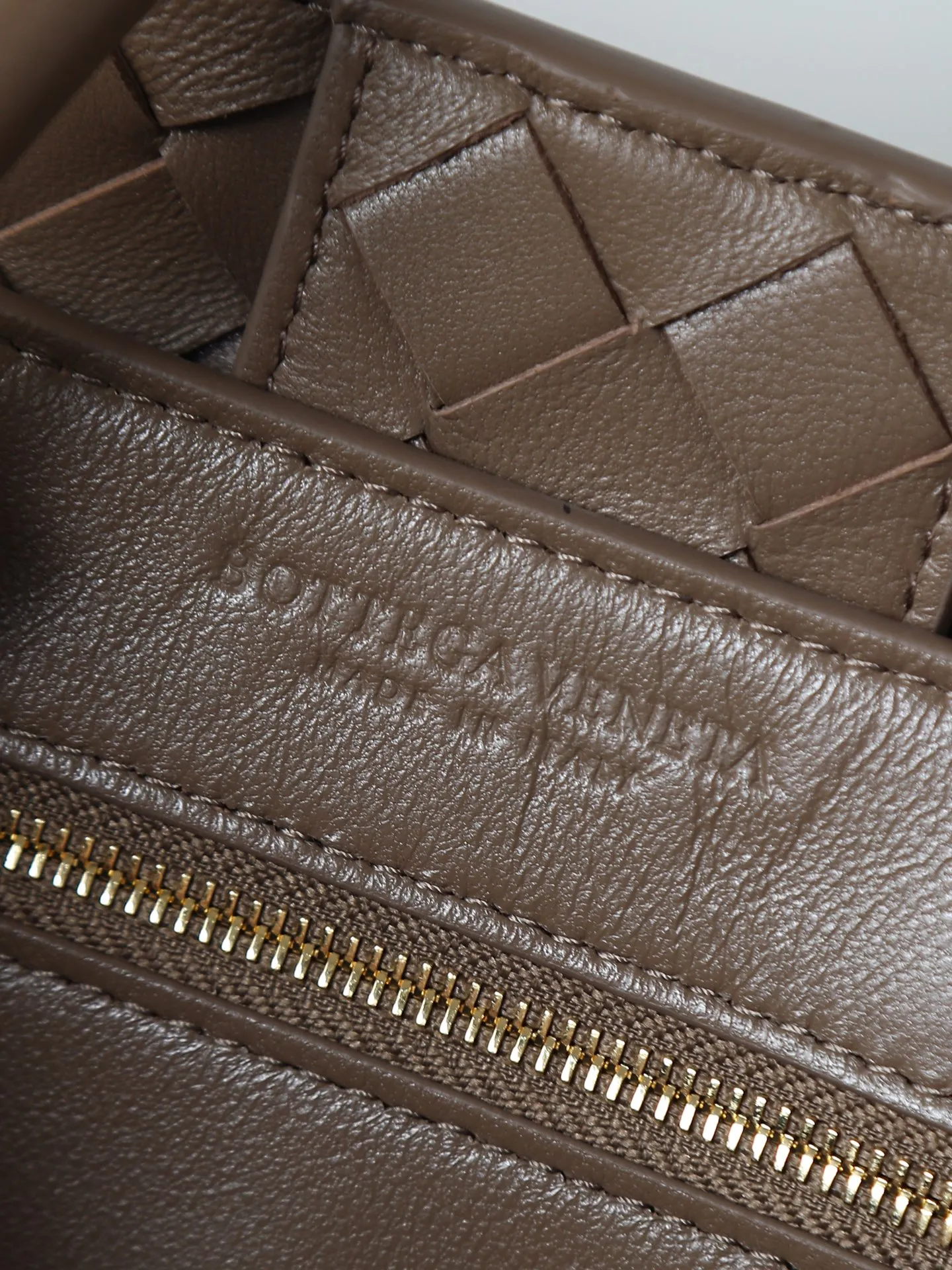 1550. Andiamo is shipping‼ ️Really popular🔥The new Andiamo woven handbag launched by Bottega Veneta this season is really popular all over the world! ! Celebrities at home and abroad have worn it, and Oscar-winning actress Michelle Yeoh has taken it out on the street. Song Jia, Trai Yala, Yu Feihong, Sanji Ayaka, Rosie Hunting-Whiteley, Yoshioka Riho, etc. have all worn this bag. It is classic and versatile and shows off your temperament, and the bag capacity is also large, which is very convenient for daily commuting! ! A variety of carrying methods, the shoulder straps can be adjusted by yourself, the original lambskin feels soft and delicate, and the unisex style breaks gender boundaries and brings a more practical and longer-lasting use experience. Andiamo, which has both elegant and casual styles, perfectly interprets the true appearance of "fashionable old money style". Style number: 766016 Size: 32*24*12